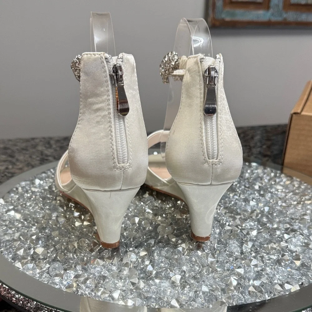 Journee Collection Ivory Wedge satin Sandals with Crystal Strap NEW 8.5